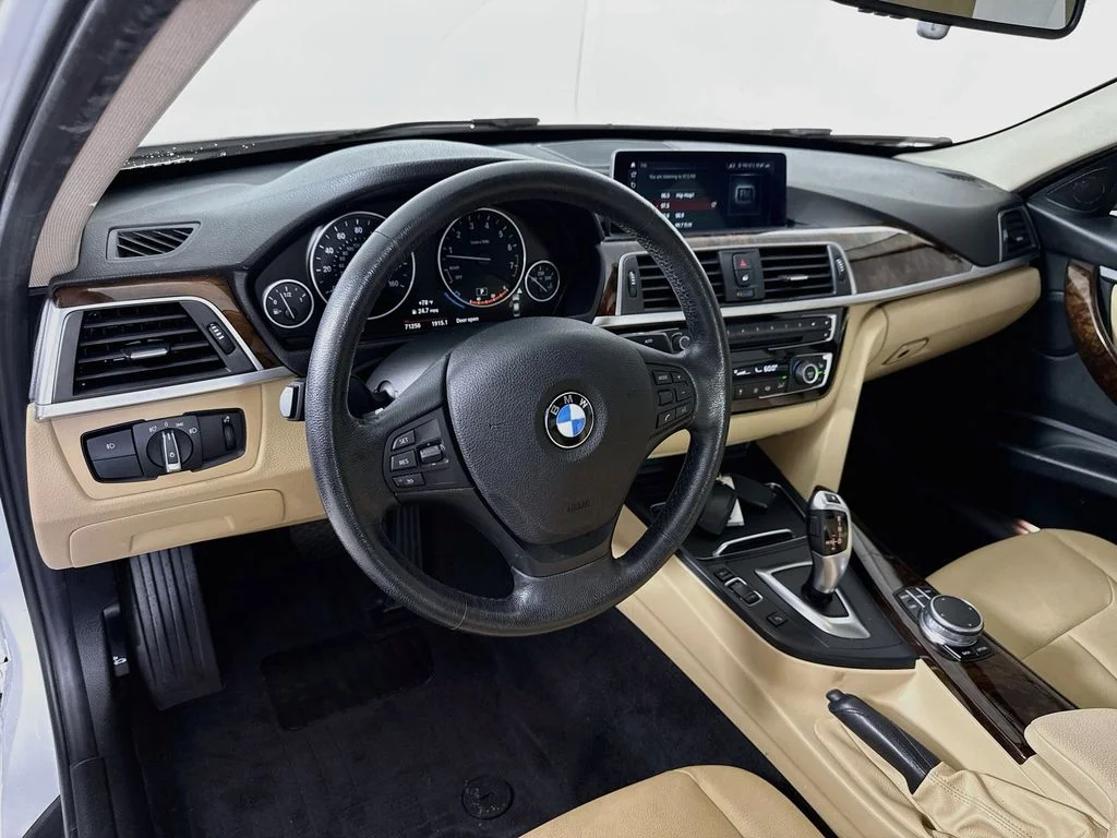 Used 2018 Mineral White Metallic BMW 320i xDrive image 9