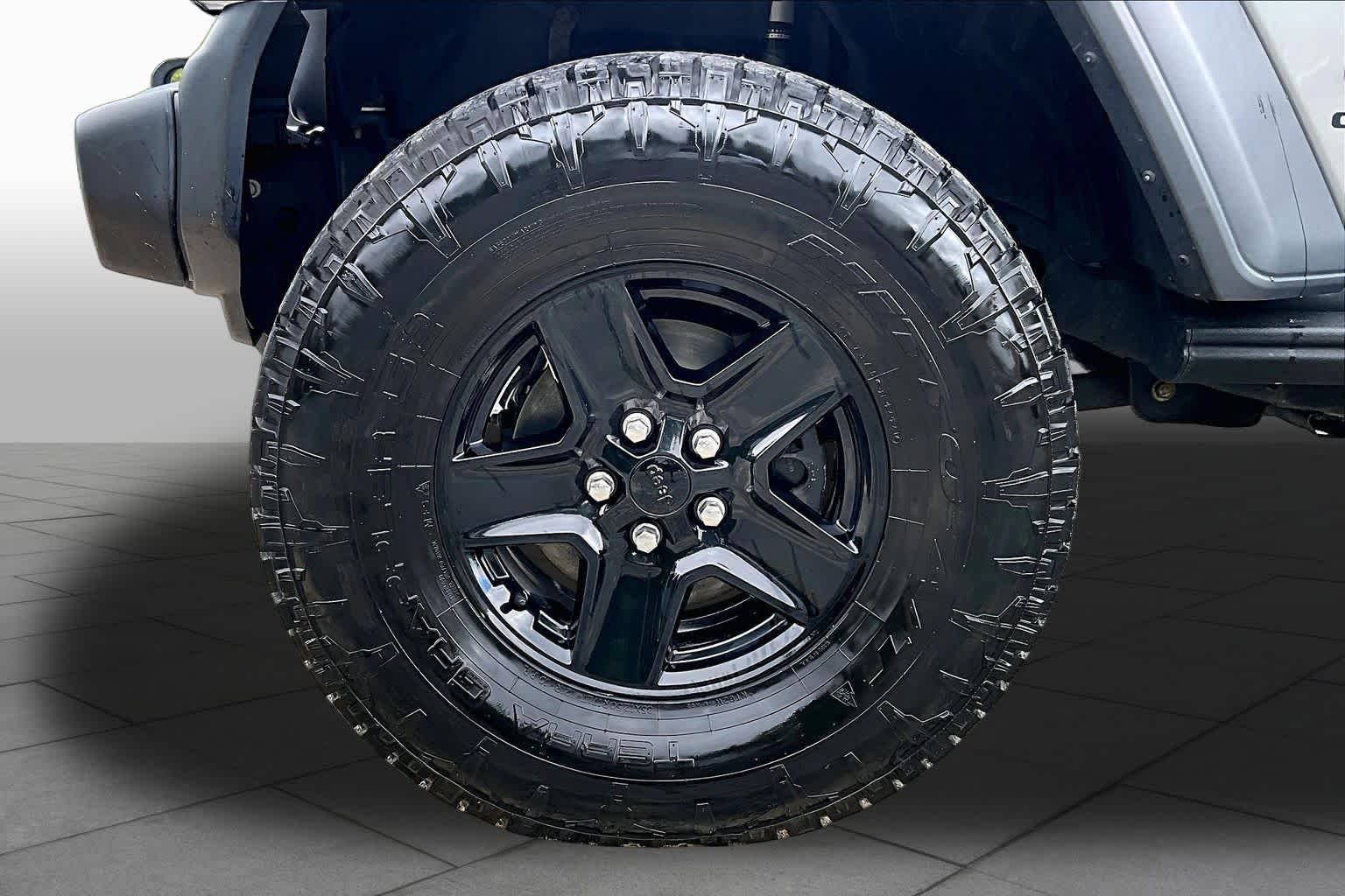 Used 2020 Billet Silver Metallic Clearcoat Jeep Sport S image 11