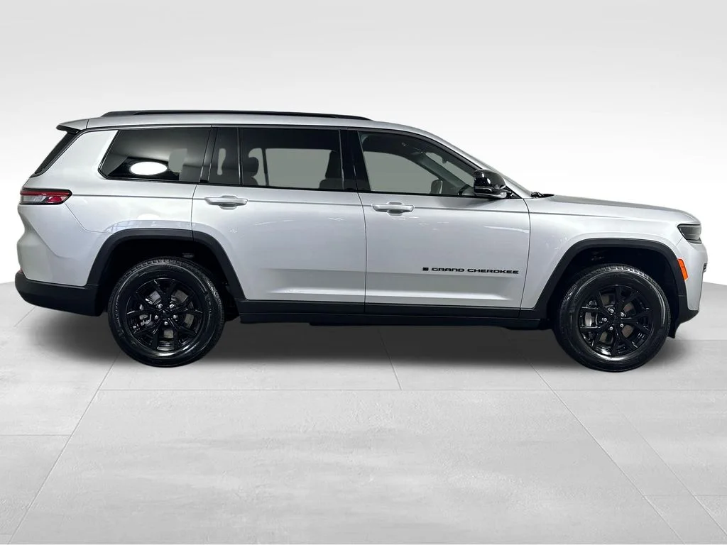 New 2026 Silver Zynith Exterior Paint Jeep Laredo image 12