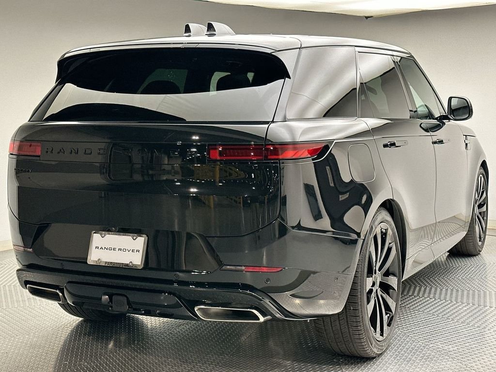 New 2026 Santorini Black Land Rover Dynamic SE image 3