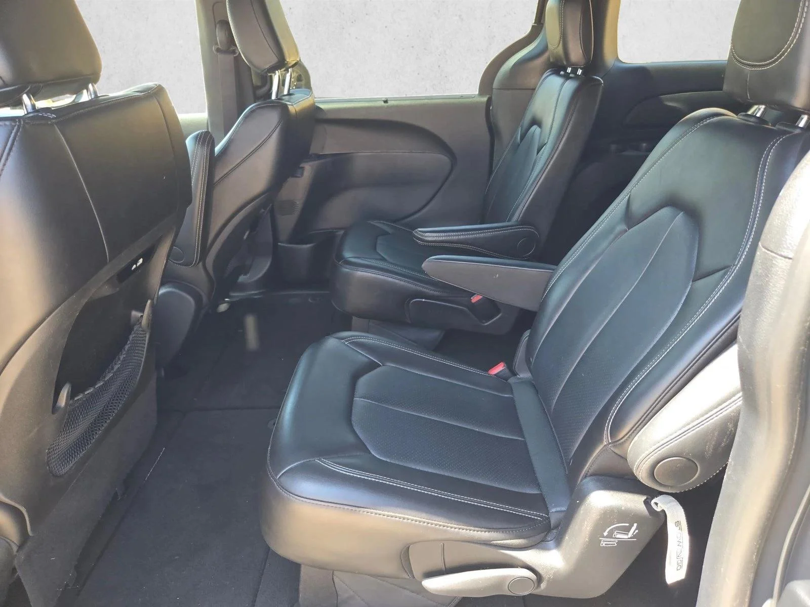 Used 2025 Ceramic Gray Clearcoat Chrysler Select image 16