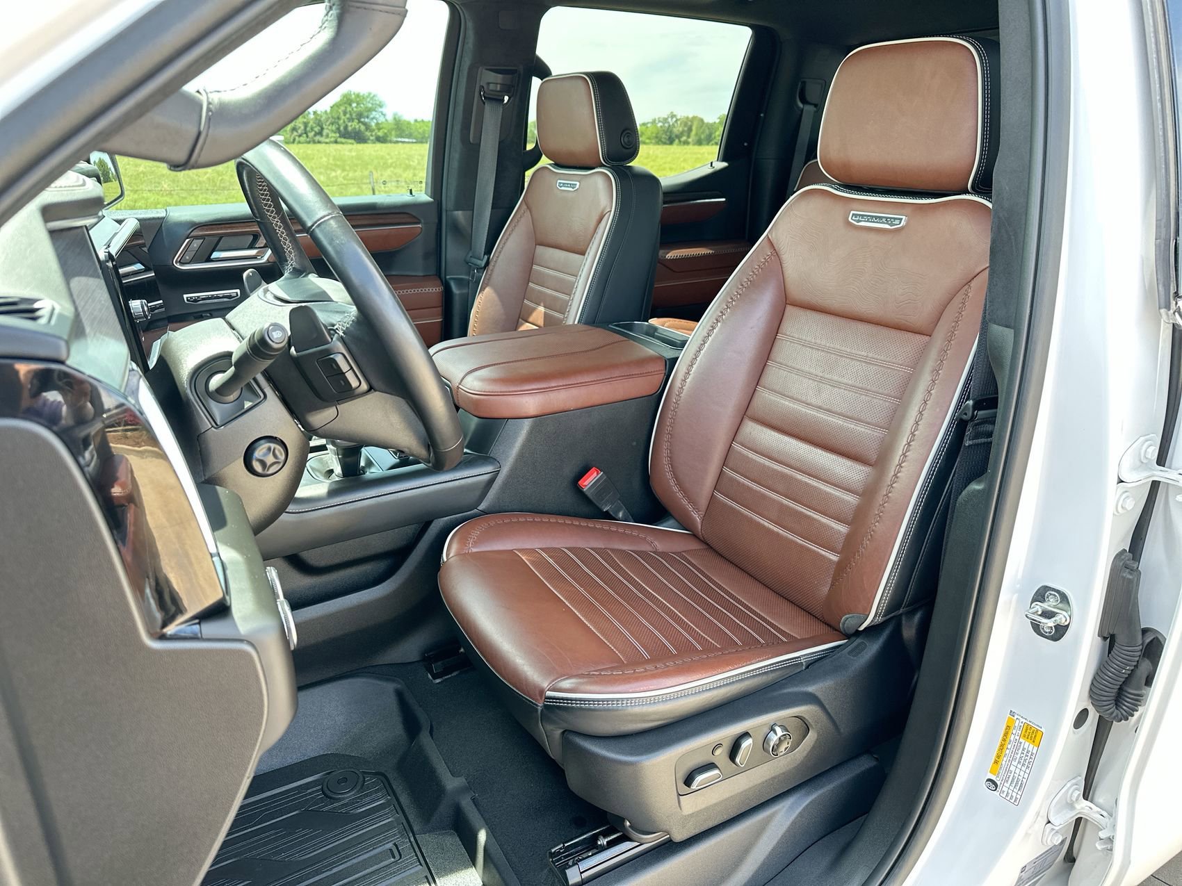 Used 2023 White Frost Tricoat GMC Denali Ultimate image 11