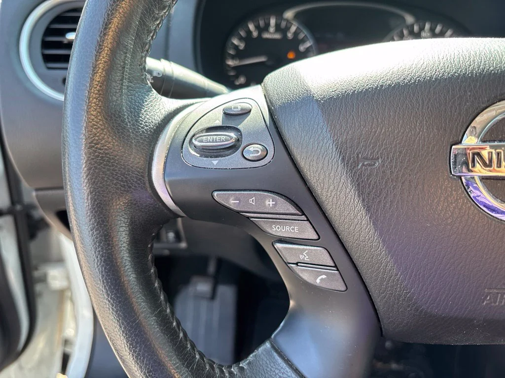 Used 2018 White Nissan SL image 19