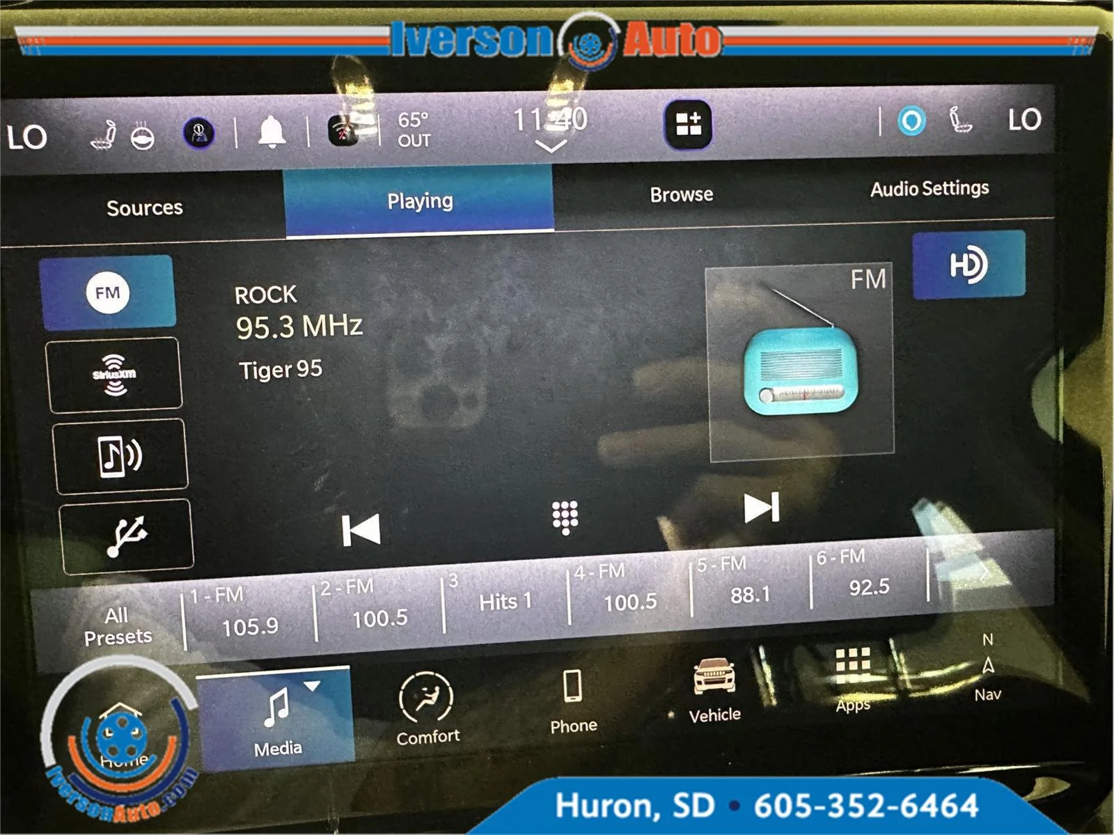 Used 2024 Midnight Sky Jeep Limited image 19