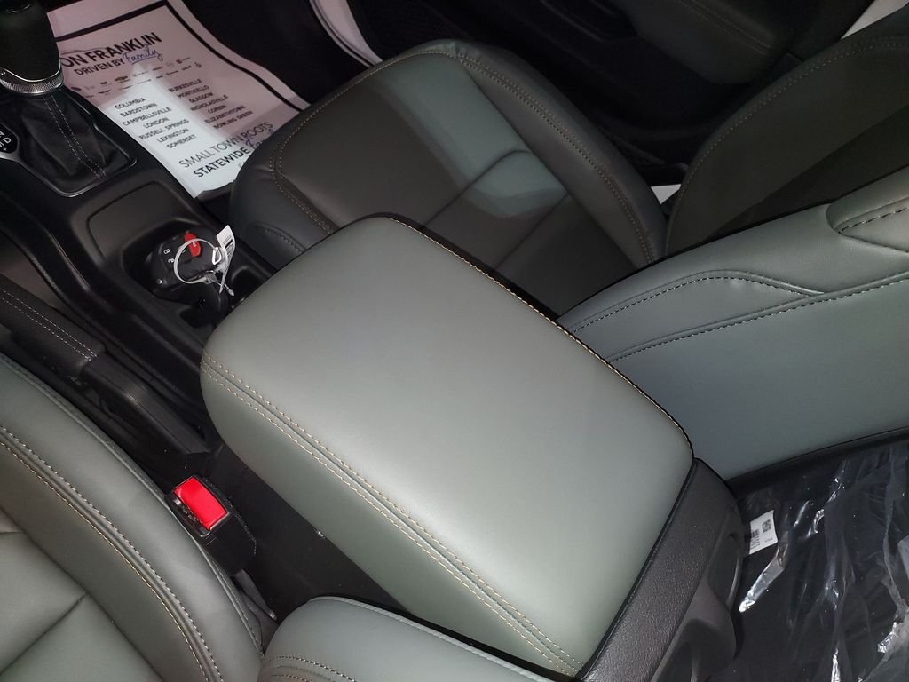 New 2026 Bright White Clear-Coat Exterior Paint Jeep Mojave X image 27