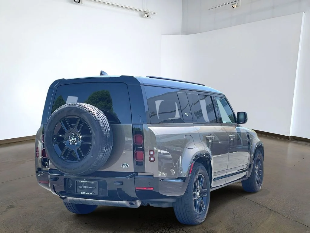 Used 2023 Santorini Black Metallic Land Rover X-Dynamic SE image 4