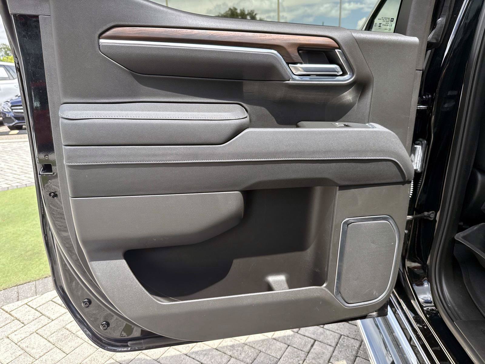 Used 2025 Onyx Black GMC SLT image 13