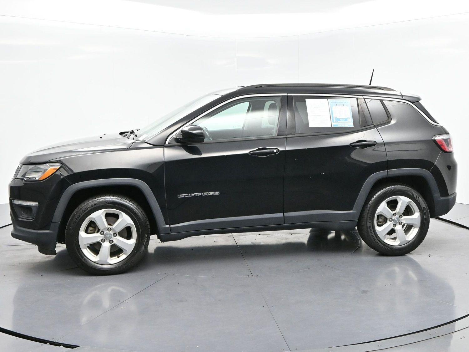 Used 2018 Diamond Black Crystal Pearlcoat Jeep Latitude image 4