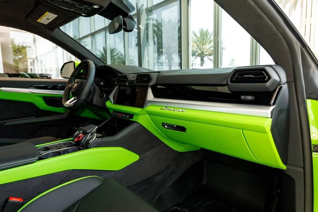 Used 2025 Green Lamborghini SE image 33