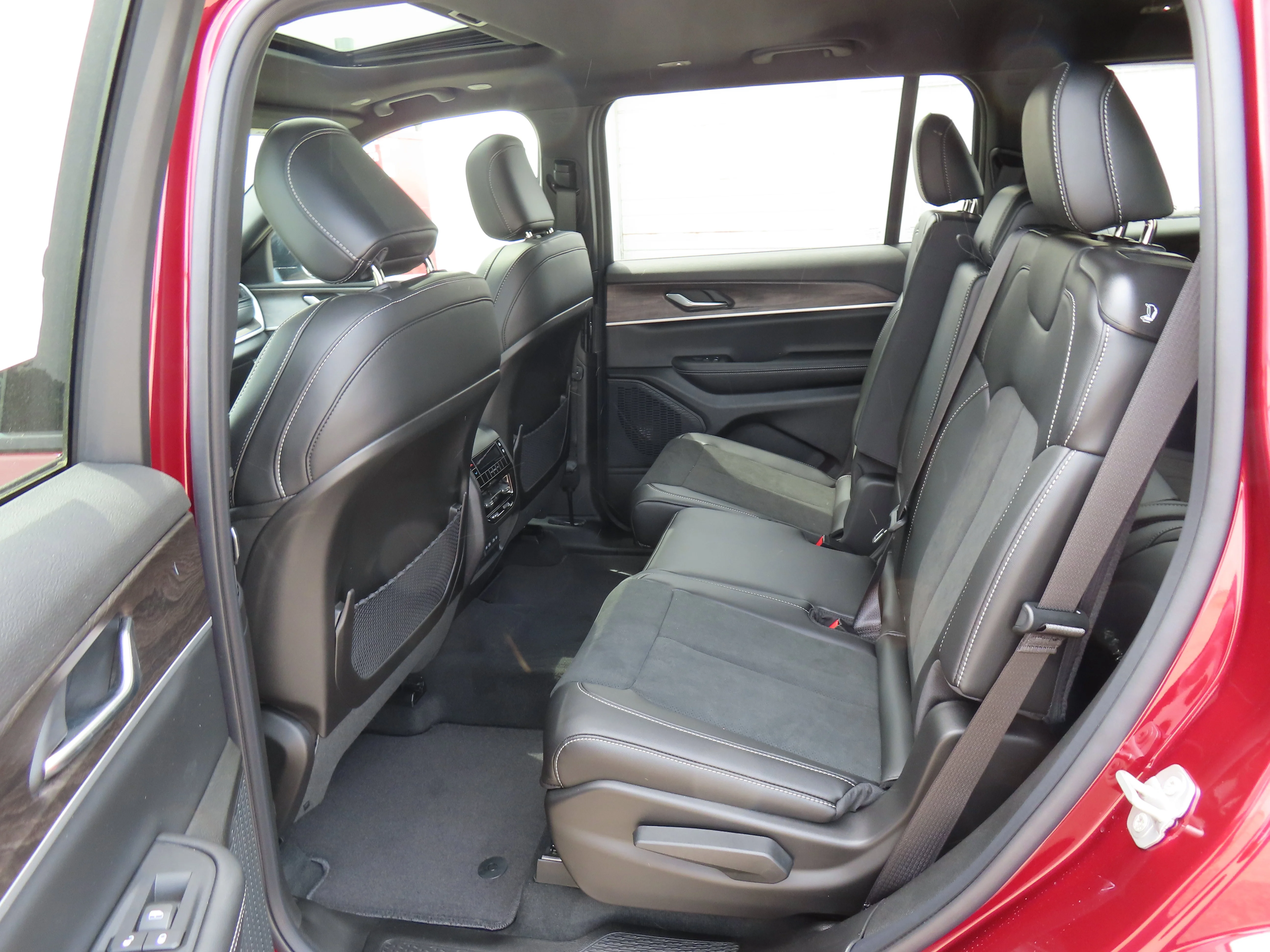 New 2026 Velvet Red Pearl-Coat Exterior Paint Jeep Laredo Altitude image 9