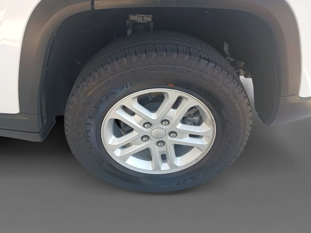 Used 2023 White Jeep Laredo image 8