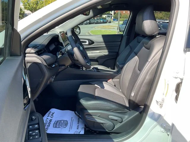 New 2026 Bright White Clearcoat Jeep Latitude image 12