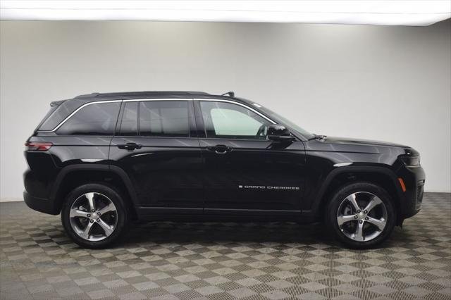 New 2026 Diamond Black Crystal Pearl-Coat Exterior Paint Jeep Limited image 4