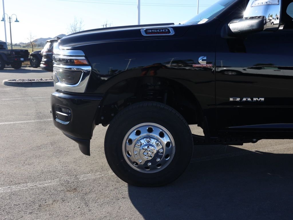 New 2026 Diamond Black Crystal Pearl-Coat Exterior Paint RAM Laramie image 10