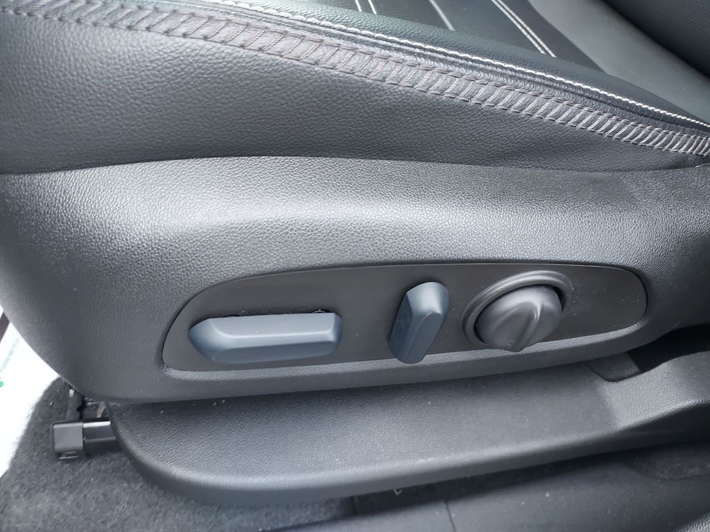 Used 2022 White GMC Denali image 18