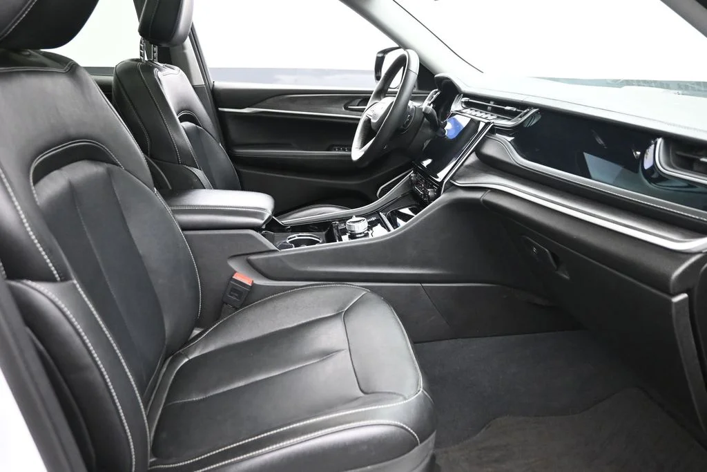 Used 2022 White Jeep 4xe image 9