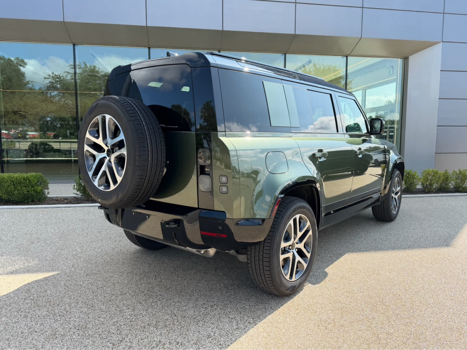 New 2026 Woolstone Green Land Rover X-Dynamic SE image 4