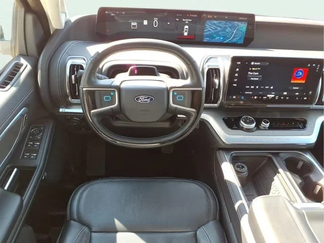 Used 2025  Ford Platinum image 18