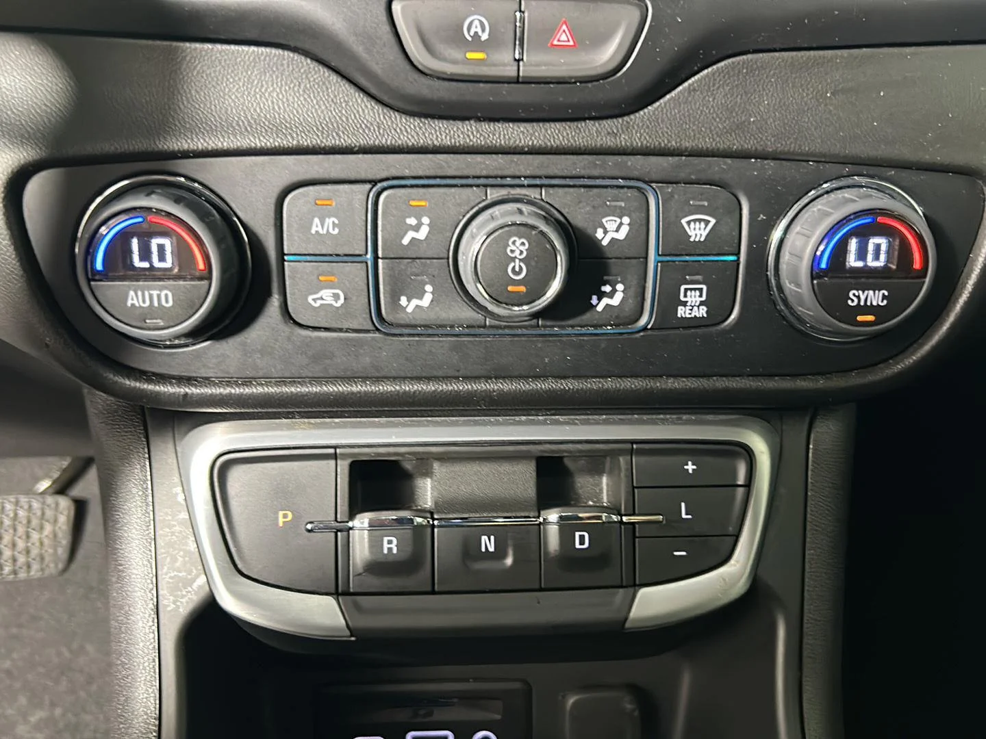 Used 2024 Downpour Metallic GMC SLT image 20