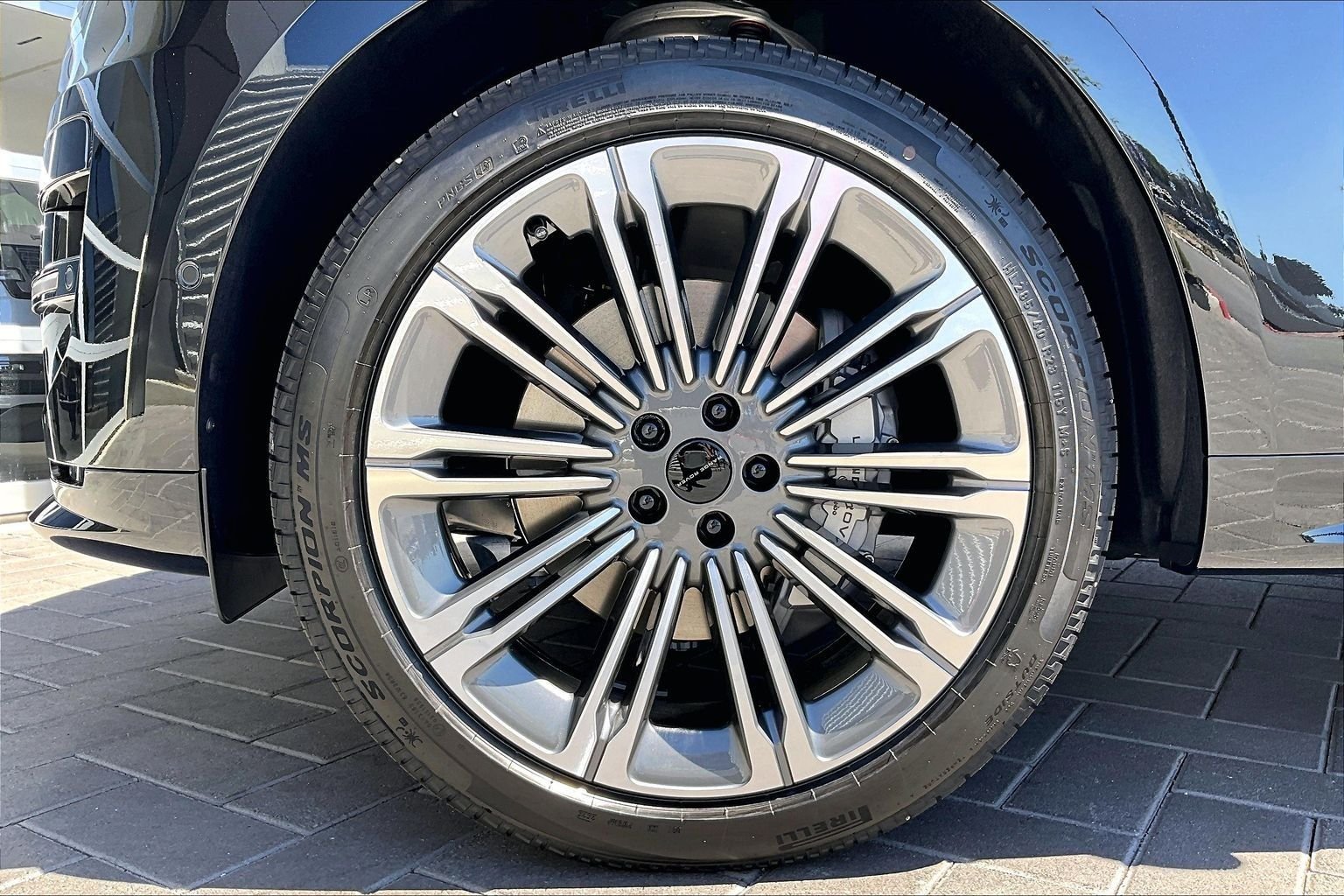 New 2027 Santorini Black Land Rover Dynamic SE image 12