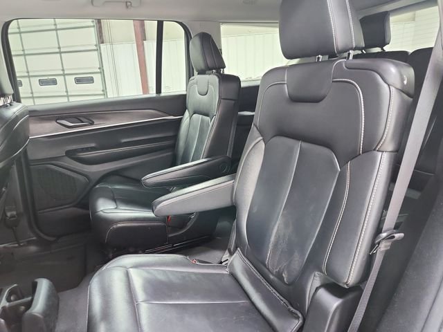 Used 2023  Jeep Limited image 12