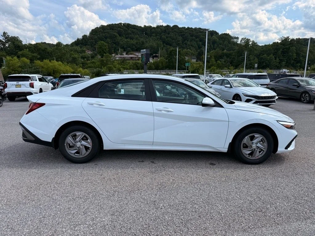 Used 2025 White Hyundai SE image 11