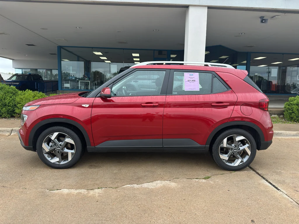 Used 2025 Ultimate Red Hyundai SEL image 4
