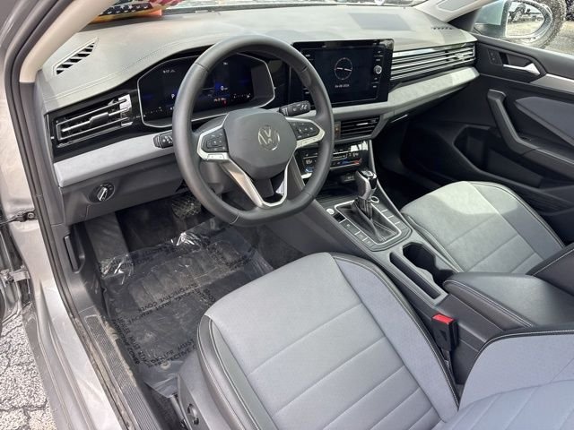 Used 2025 Silver Volkswagen 1.5T SE image 2