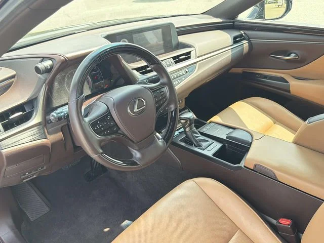 Used 2021  Lexus 350 image 3