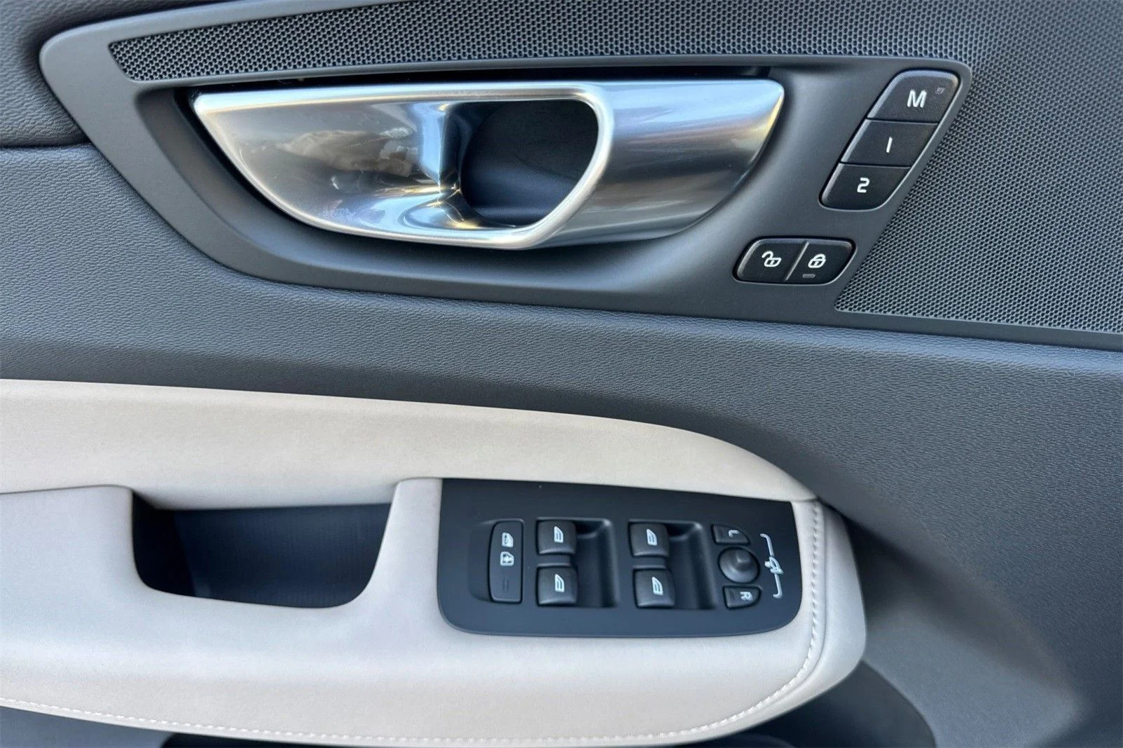 2026 Volvo XC60 Plus - Photo 14