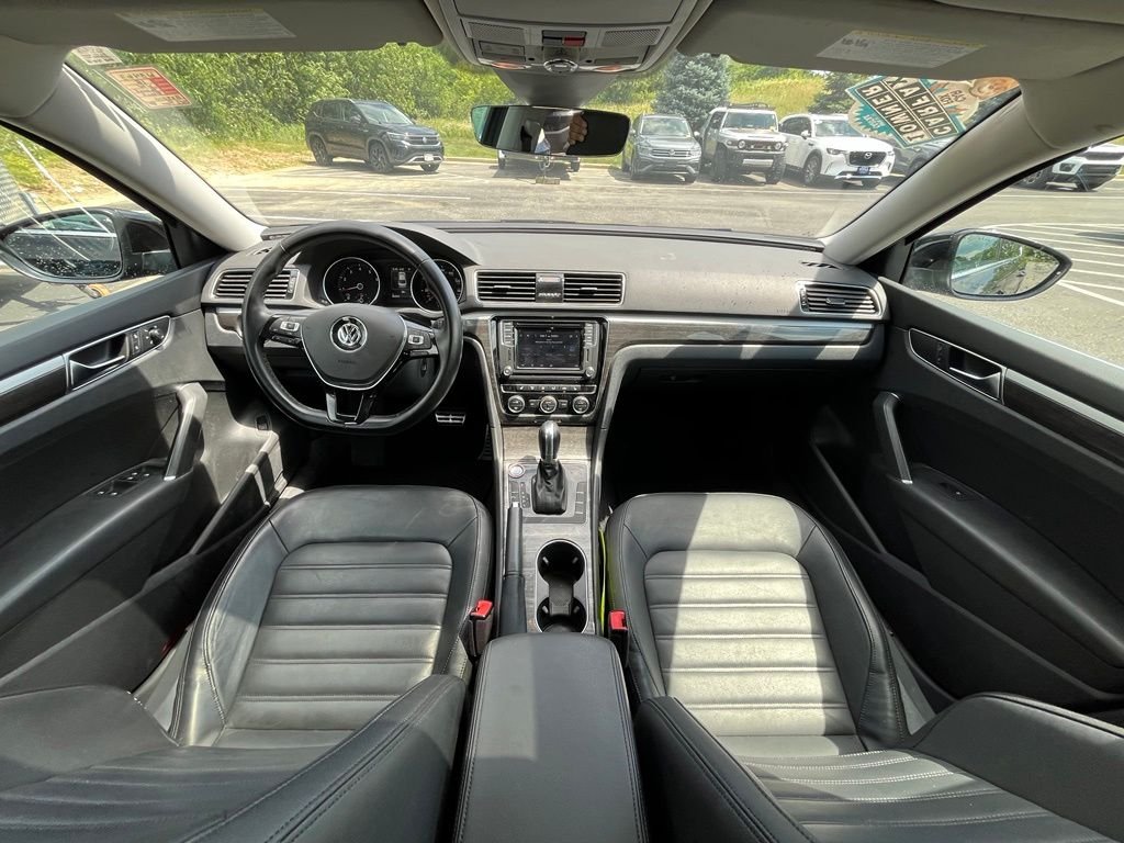 Used 2018 Black Volkswagen 2.0T SEL Premium image 13