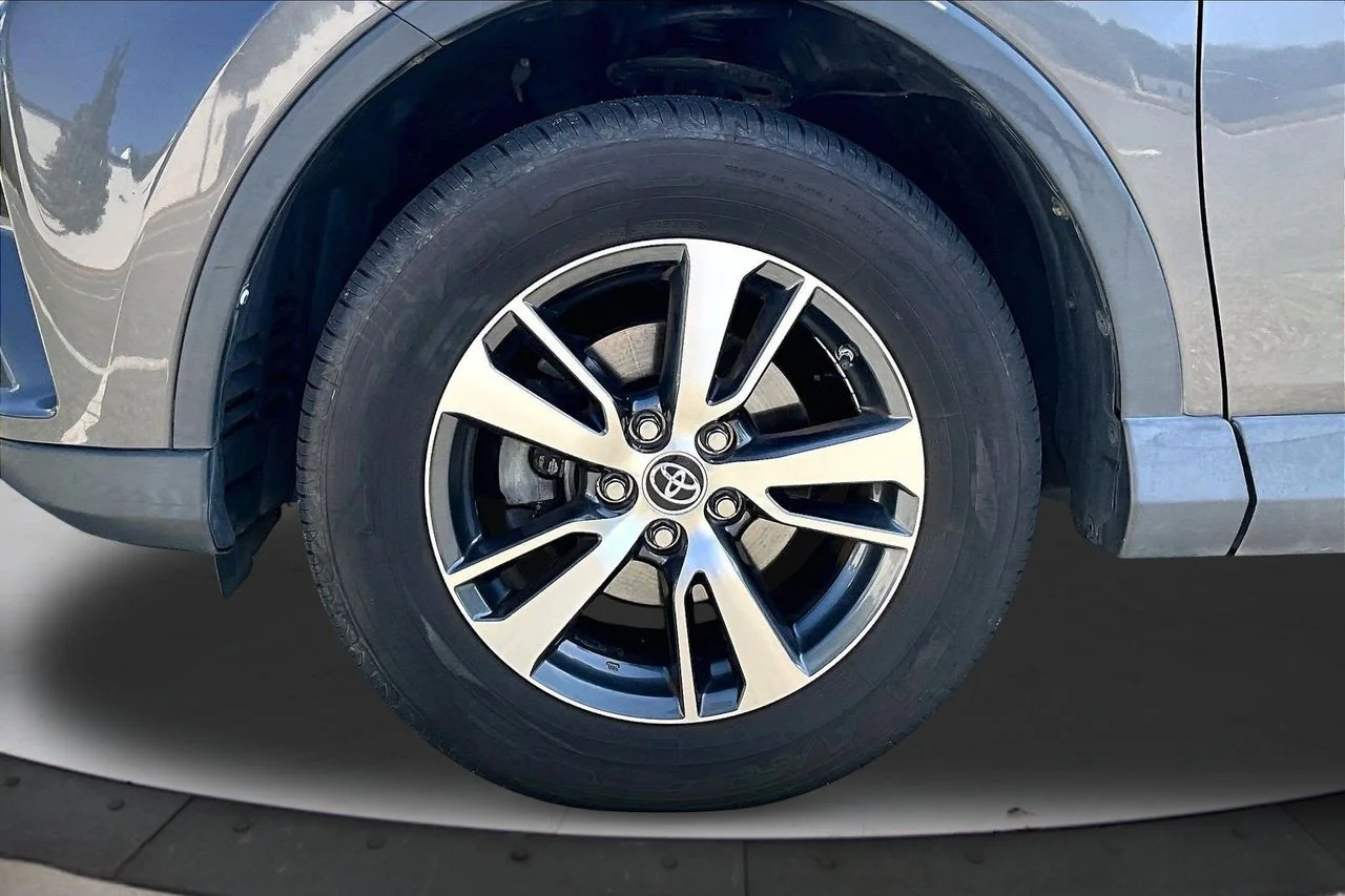 Used 2018 Gray Toyota XLE image 32