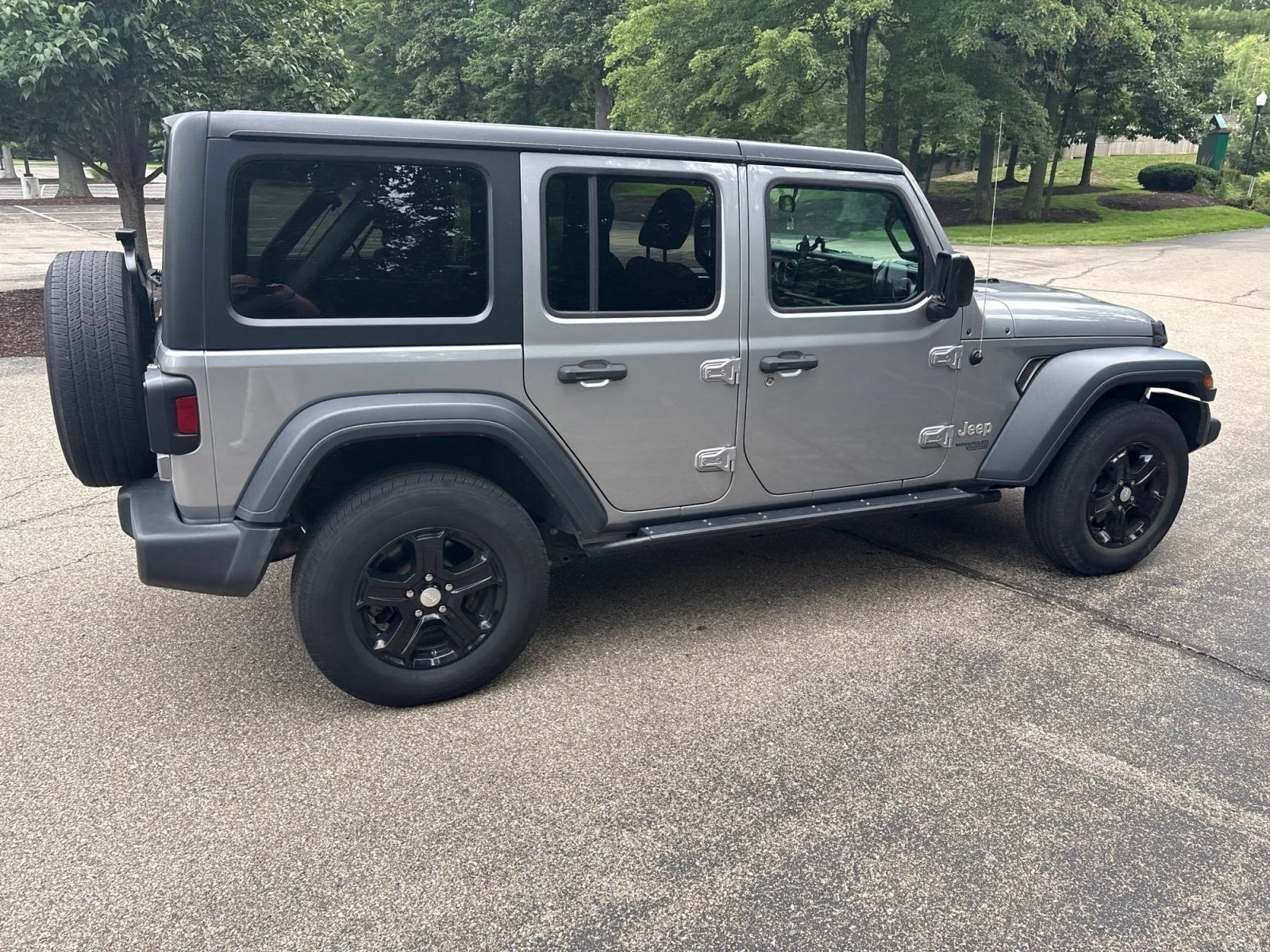Used 2018 Billet Silver Metallic Clearcoat Jeep Sport S image 23