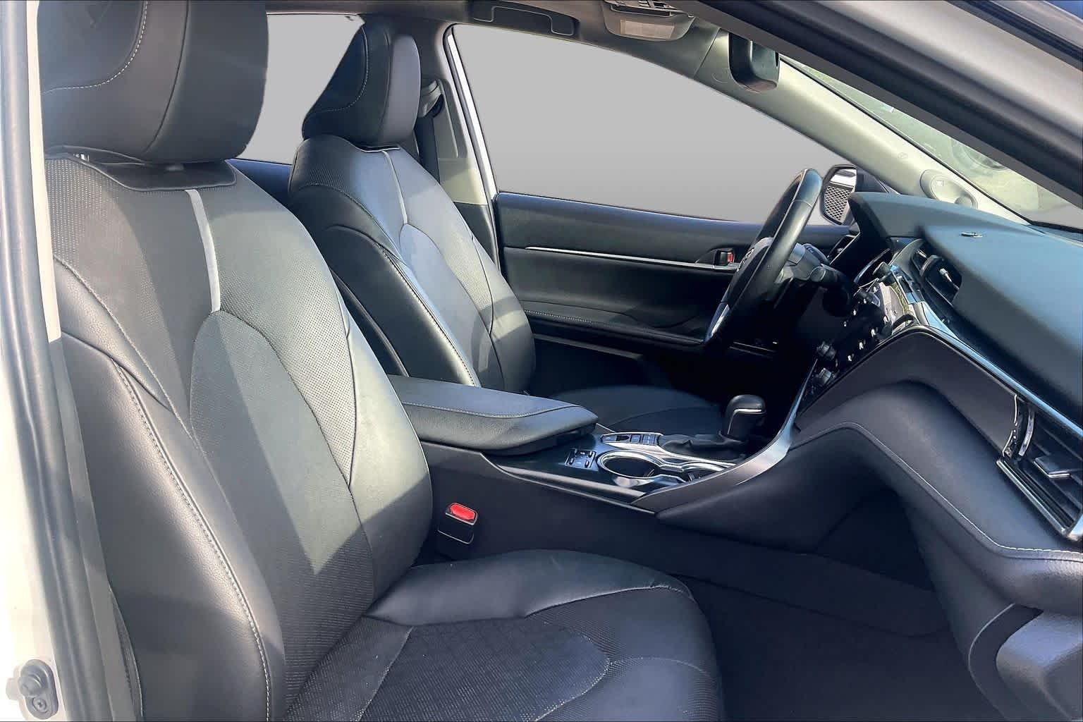 Used 2020 Wind Chill Pearl/Midnight Black Metallic Toyota XSE V6 image 8