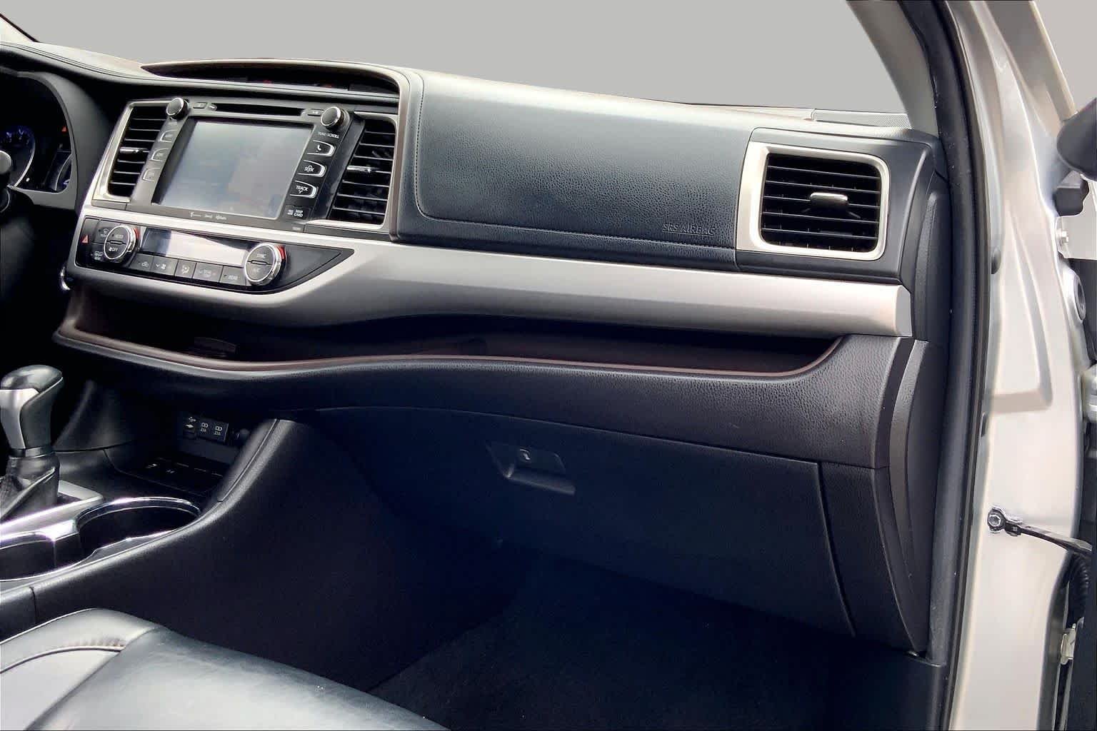 Used 2019 Celestial Silver Metallic Toyota XLE image 19