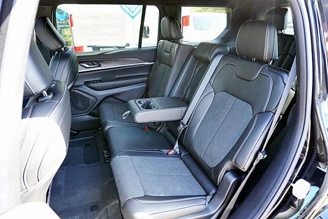 New 2026 Diamond Black Crystal Pearl-Coat Exterior Paint Jeep Laredo image 20