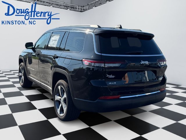 New 2025 Diamond Black Crystal Pearl-Coat Exterior Paint Jeep Limited image 3