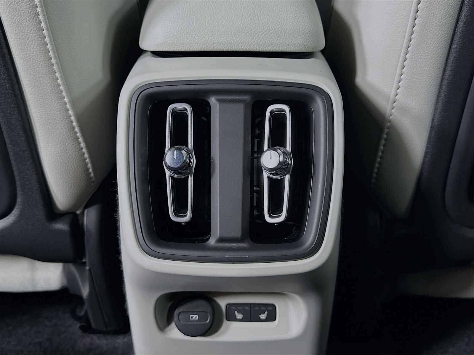 2026 Volvo XC40 Ultra - Photo 24