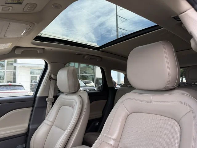 Used 2022 White Lincoln Grand Touring image 23