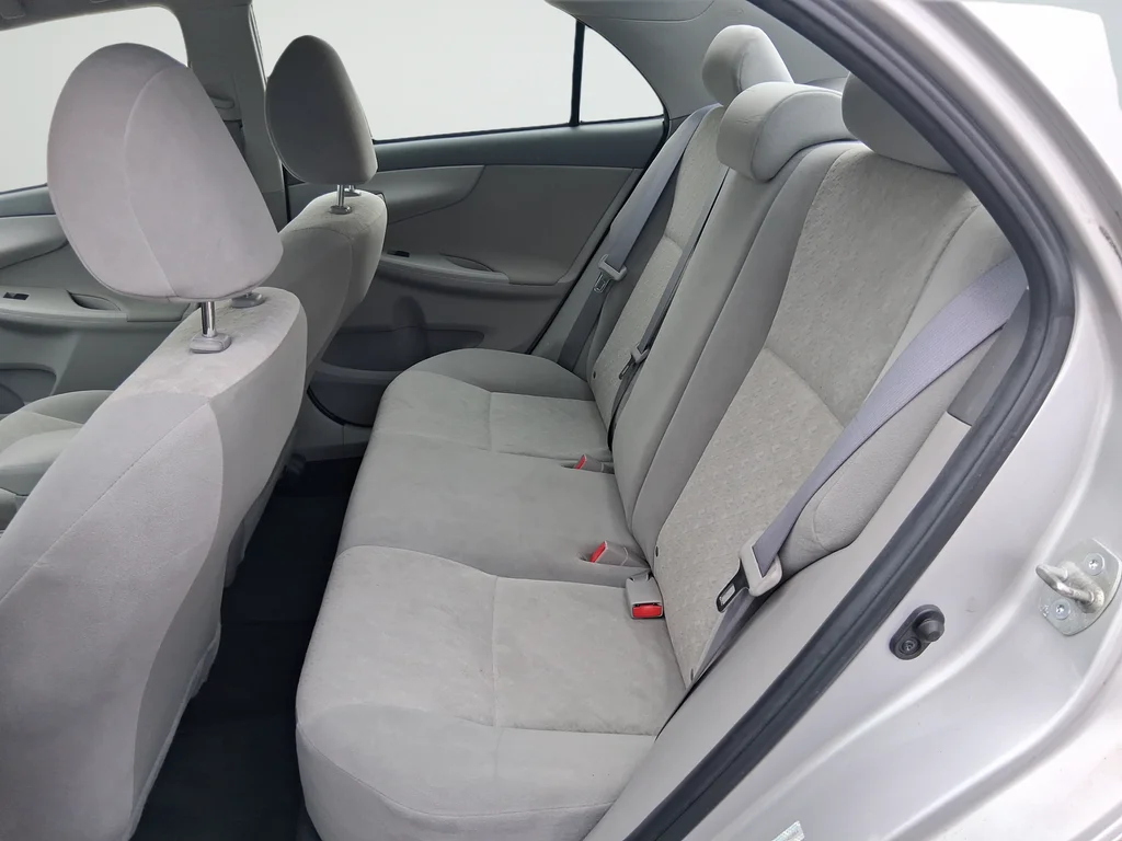 Used 2009 Silver Toyota LE image 37