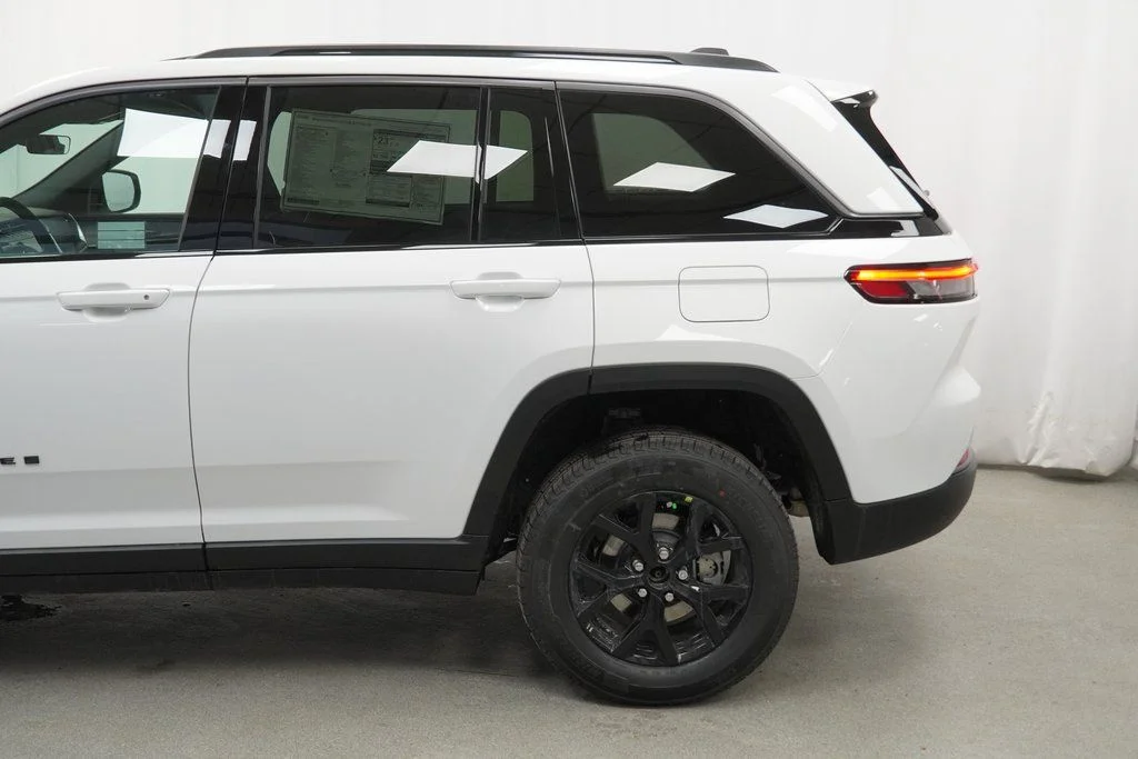New 2026 Bright White Clear-Coat Exterior Paint Jeep Laredo Altitude image 15