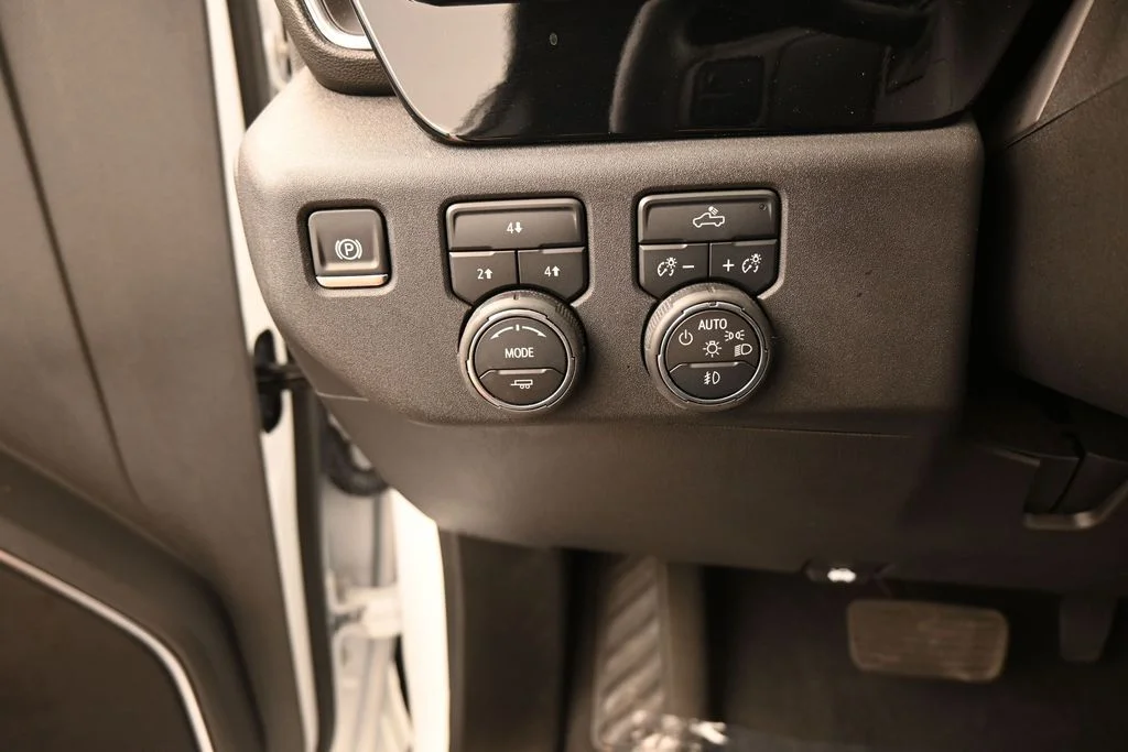 Used 2025 Summit White Chevrolet LT image 33