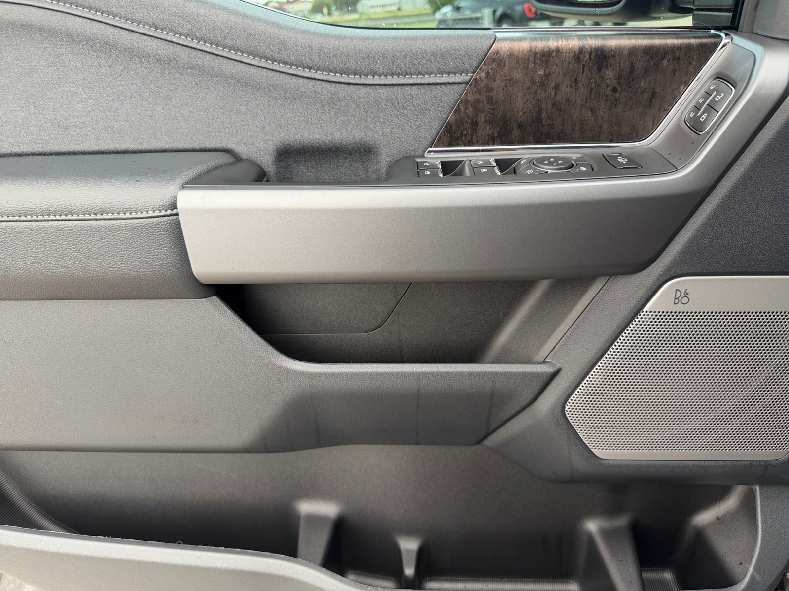 New 2026 Carbonized Gray Metallic Ford LARIAT image 17