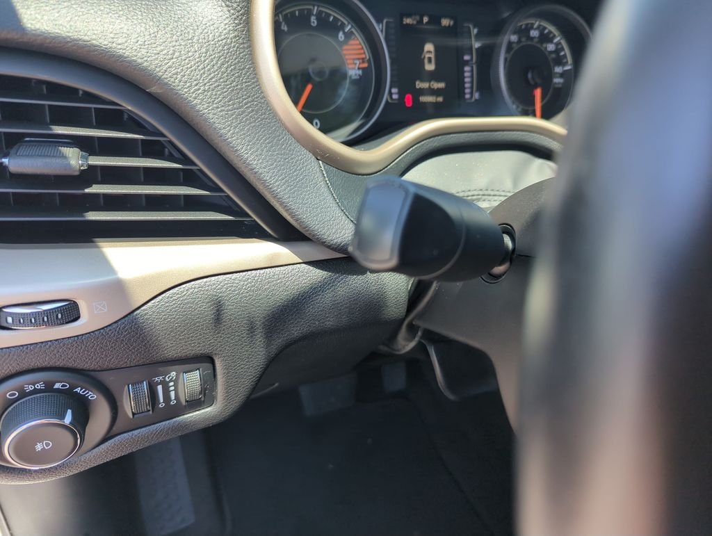 Used 2017 White Jeep Latitude image 21