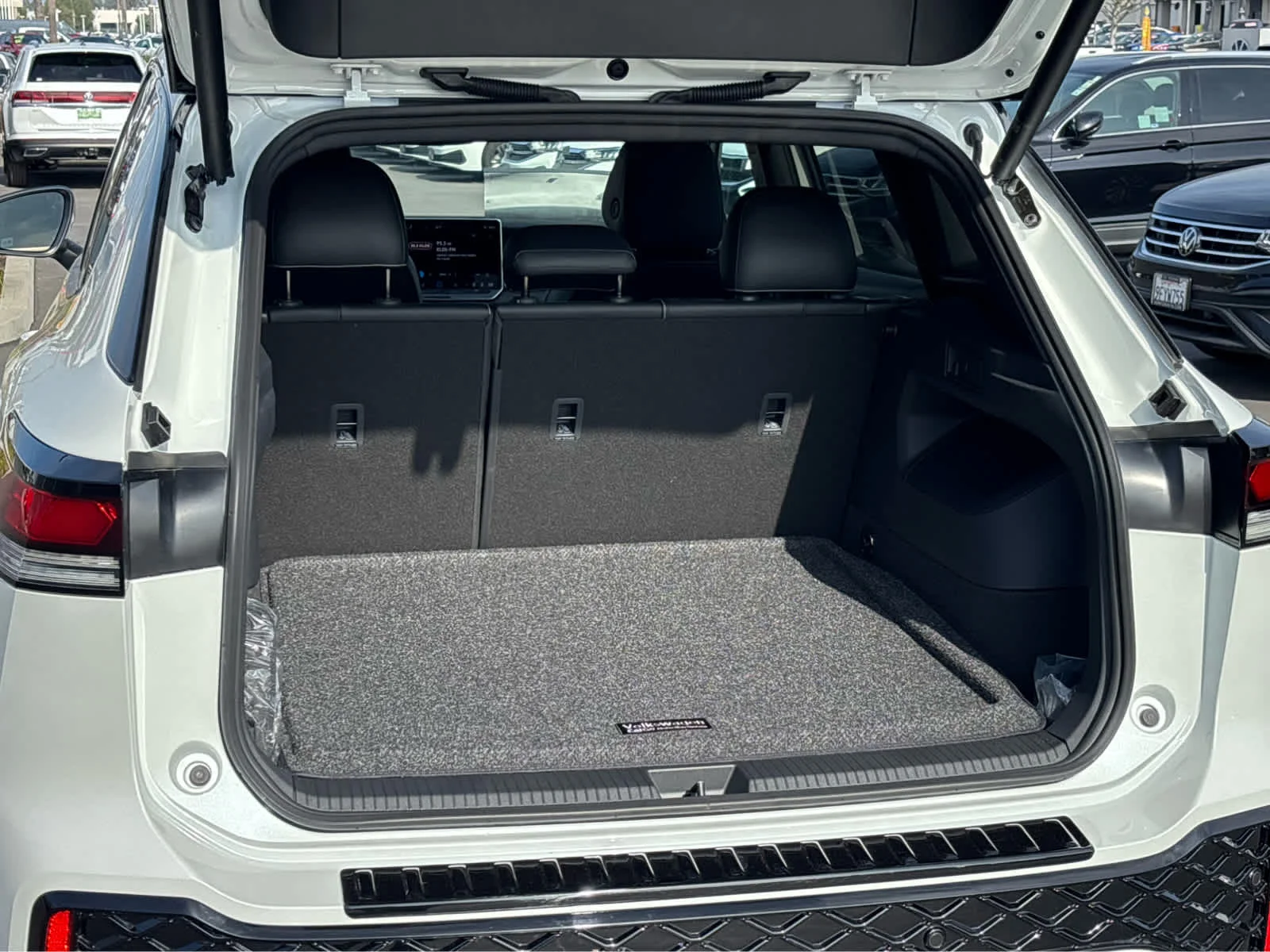 New 2026 Opal White w/Deep Black Roof Volkswagen SE R-Line Black image 24