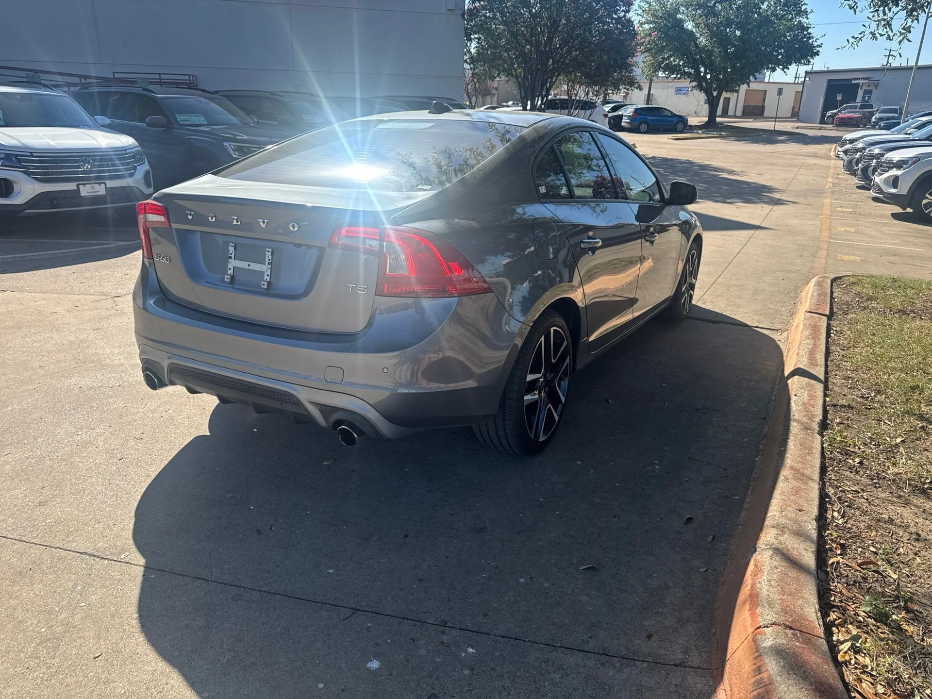 Used 2018 Gray Volvo T5 Dynamic image 5
