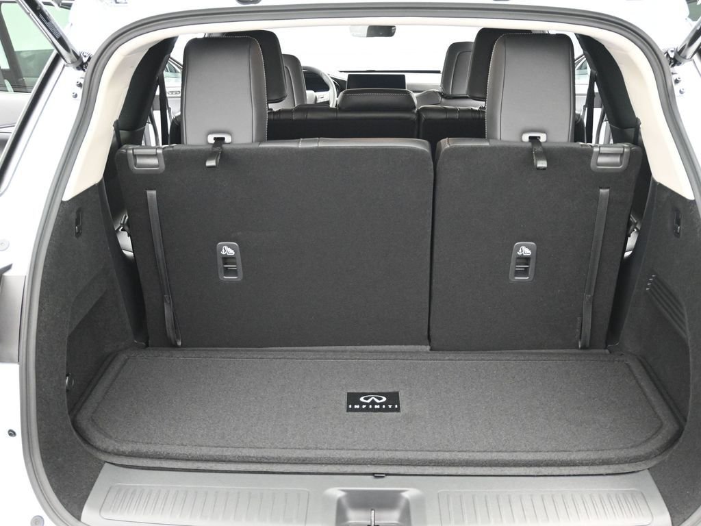 Used 2026 White INFINITI LUXE image 14