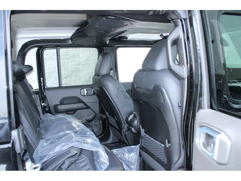 New 2026 Black Clear-Coat Exterior Paint Jeep Sahara 4x4 image 7