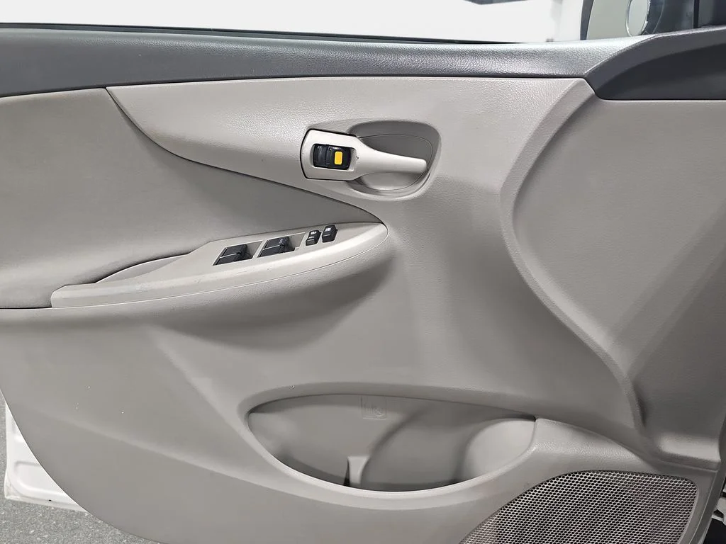 Used 2010 White Toyota LE image 25