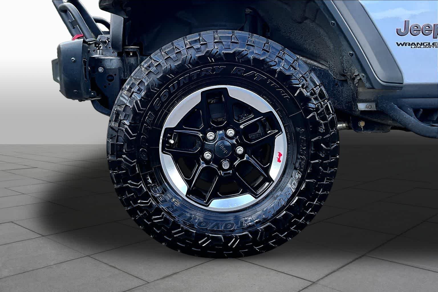Used 2018 Billet Silver Metallic Clearcoat Jeep Rubicon image 11